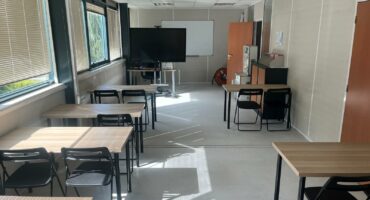 Une salle de formation lumineuse et équipée, prête à accueillir des participants pour une session en gestion des risques.