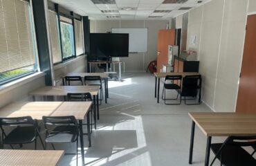 Une salle de formation lumineuse et équipée, prête à accueillir des participants pour une session en gestion des risques.