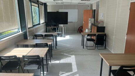 Une salle de formation lumineuse et équipée, prête à accueillir des participants pour une session en gestion des risques.