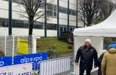 Agent de sécurité surveillant l'entrée d'un bâtiment d'entreprise pour assurer la protection des lieux et des collaborateurs.