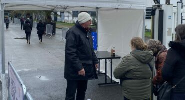 Agent de sécurité en surveillance sur un site d'entreprise pendant une période sensible, illustrant la continuité de service.