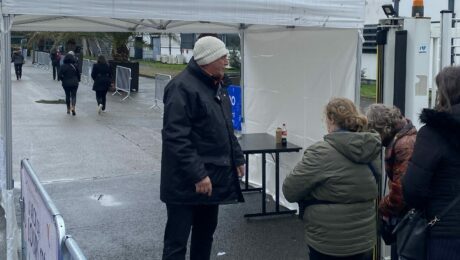 Agent de sécurité en surveillance sur un site d'entreprise pendant une période sensible, illustrant la continuité de service.