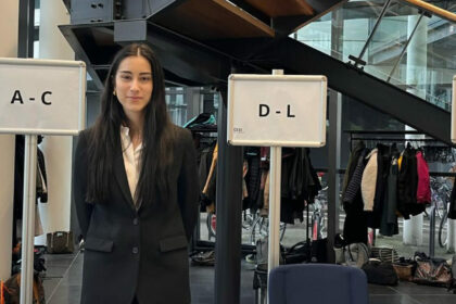 Accueil professionnel de visiteurs lors d’un salon, avec contrôle des accès et distribution de badges.